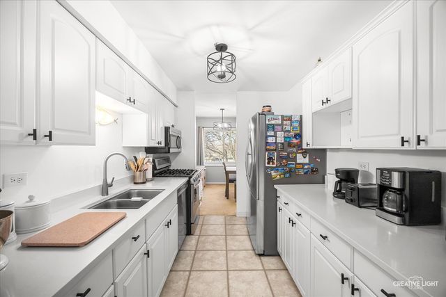 2928 Roberts Drive 8, Woodridge, IL 60517