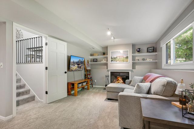 970 Redwing Court, Chanhassen, MN 55317