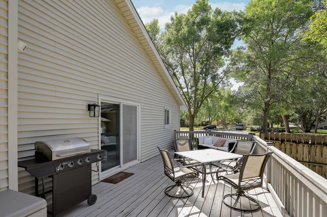 970 Redwing Court, Chanhassen, MN 55317