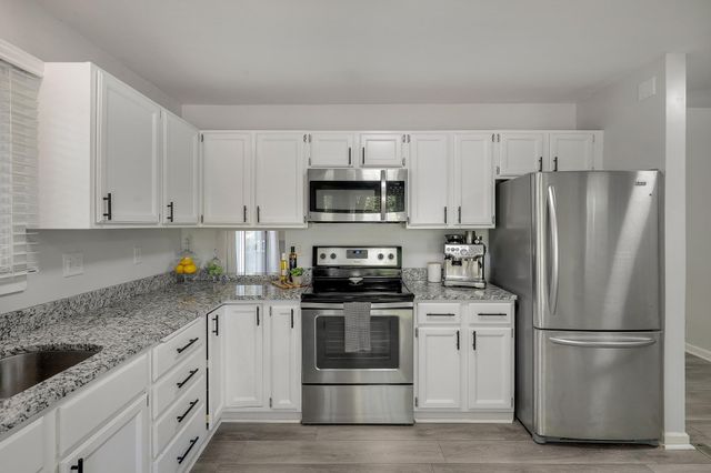 970 Redwing Court, Chanhassen, MN 55317