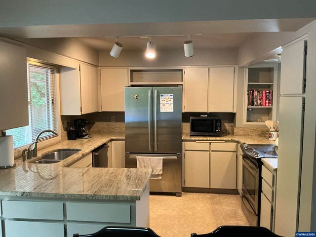 3588 Dogwood Dr S, Salem, OR 97302