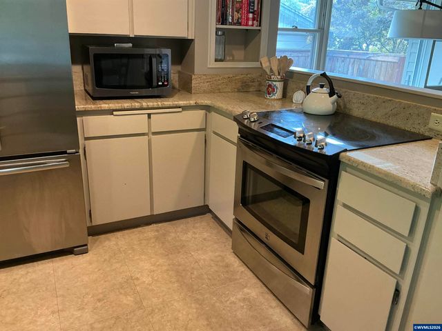 3588 Dogwood Dr S, Salem, OR 97302