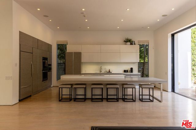 132 N Laurel Avenue, Los Angeles, CA 90048