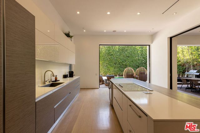 132 N Laurel Avenue, Los Angeles, CA 90048