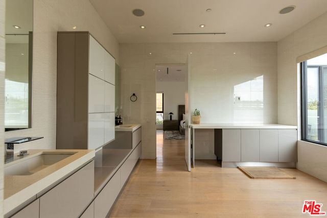 132 N Laurel Avenue, Los Angeles, CA 90048