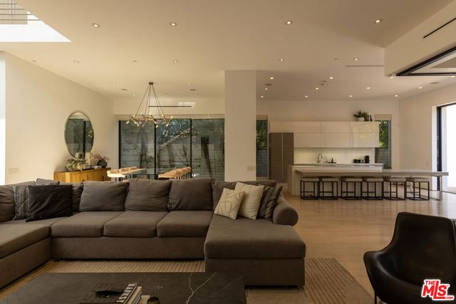 132 N Laurel Avenue, Los Angeles, CA 90048