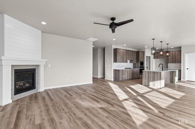 17214 N Swan Springs Pl, Nampa, ID 83687