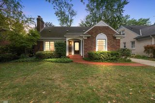 1485 Torrey Road, Grosse Pointe Woods, MI 48236
