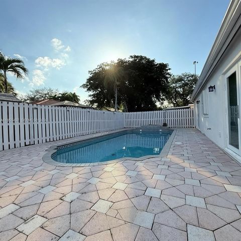 9130 NW 193rd St, Hialeah, FL 33018