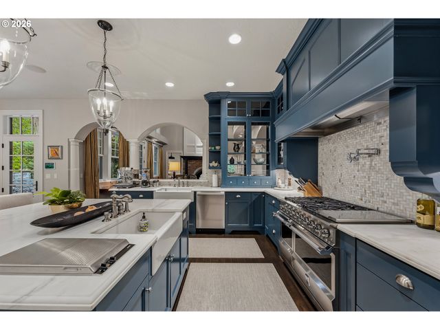 1561 CHANDLER Rd, Lake Oswego, OR 97034