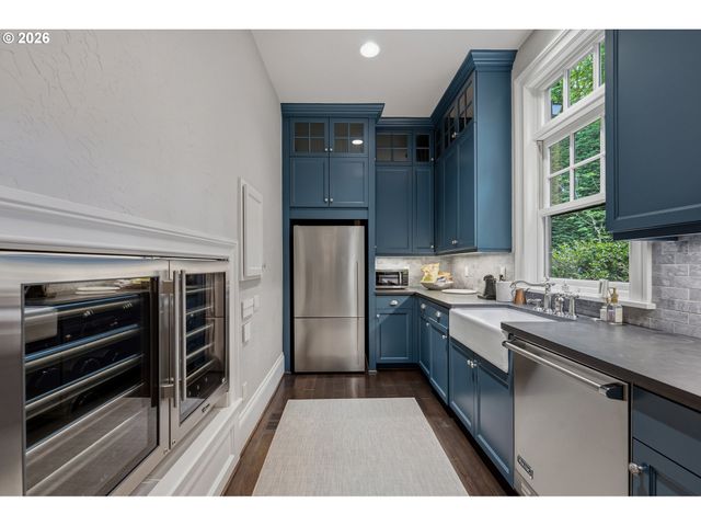 1561 CHANDLER Rd, Lake Oswego, OR 97034