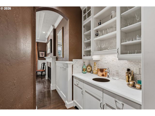 1561 CHANDLER Rd, Lake Oswego, OR 97034
