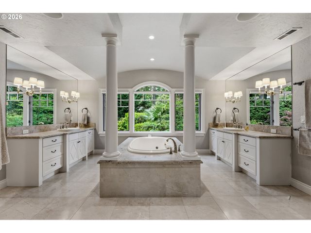 1561 CHANDLER Rd, Lake Oswego, OR 97034