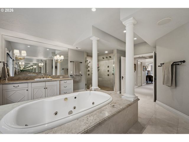 1561 CHANDLER Rd, Lake Oswego, OR 97034