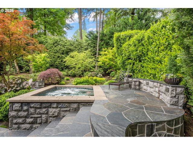 1561 CHANDLER Rd, Lake Oswego, OR 97034