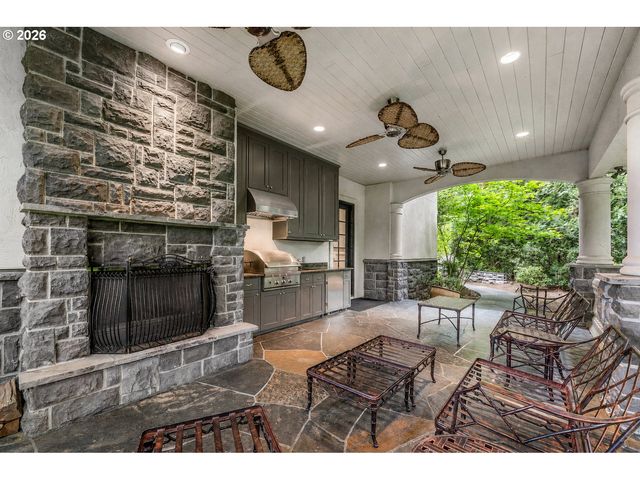 1561 CHANDLER Rd, Lake Oswego, OR 97034