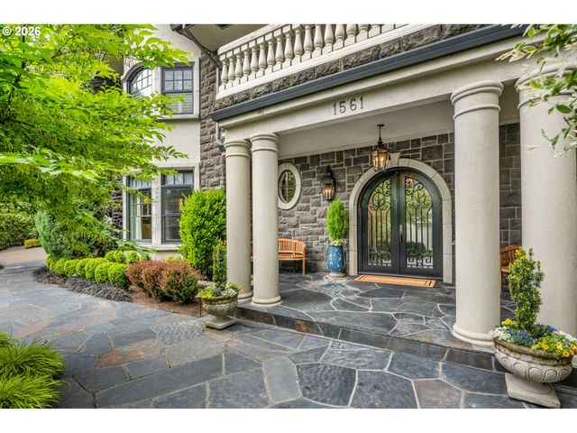 1561 CHANDLER Rd, Lake Oswego, OR 97034