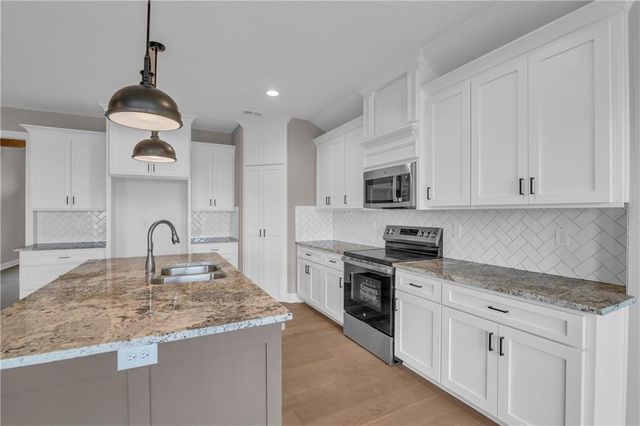 19326 Skyview Lane, Spring Hill, KS 66083