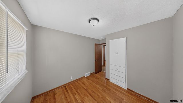 4864 Jaynes Street, Omaha, NE 68104