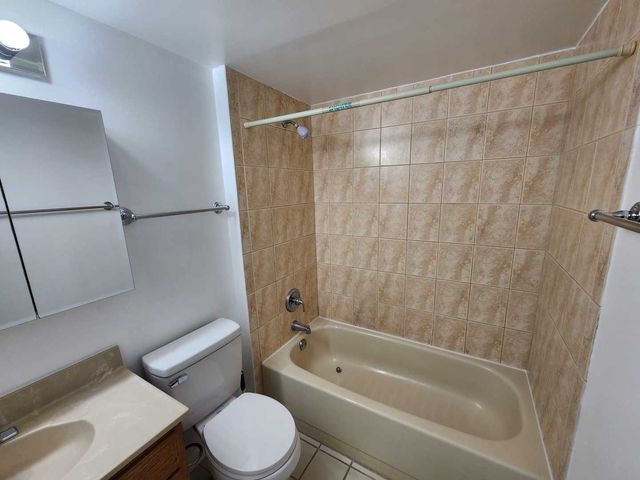 1781 W Algonquin Road 2B, Mount Prospect, IL 60056