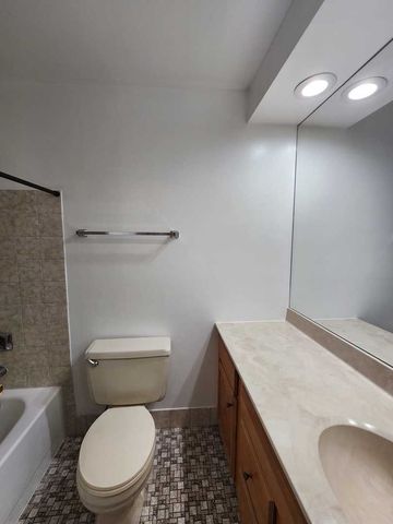 1781 W Algonquin Road 2B, Mount Prospect, IL 60056