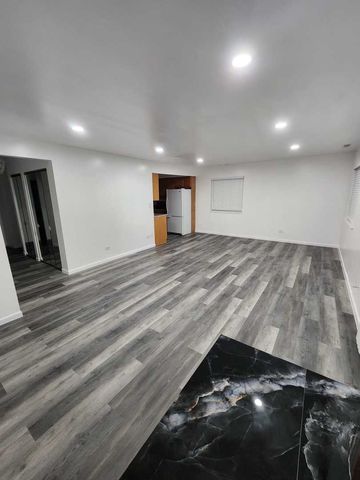 1781 W Algonquin Road 2B, Mount Prospect, IL 60056