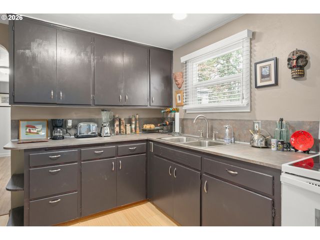 97 W 36TH Ave, Eugene, OR 97405