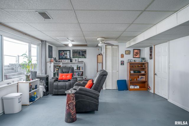 2458 E CENTRAL PARK Avenue, Davenport, IA 52803