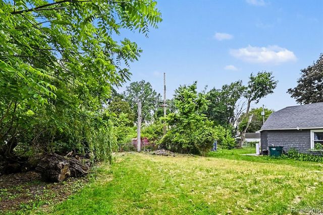 3235 Young Avenue, Lansing, MI 48906
