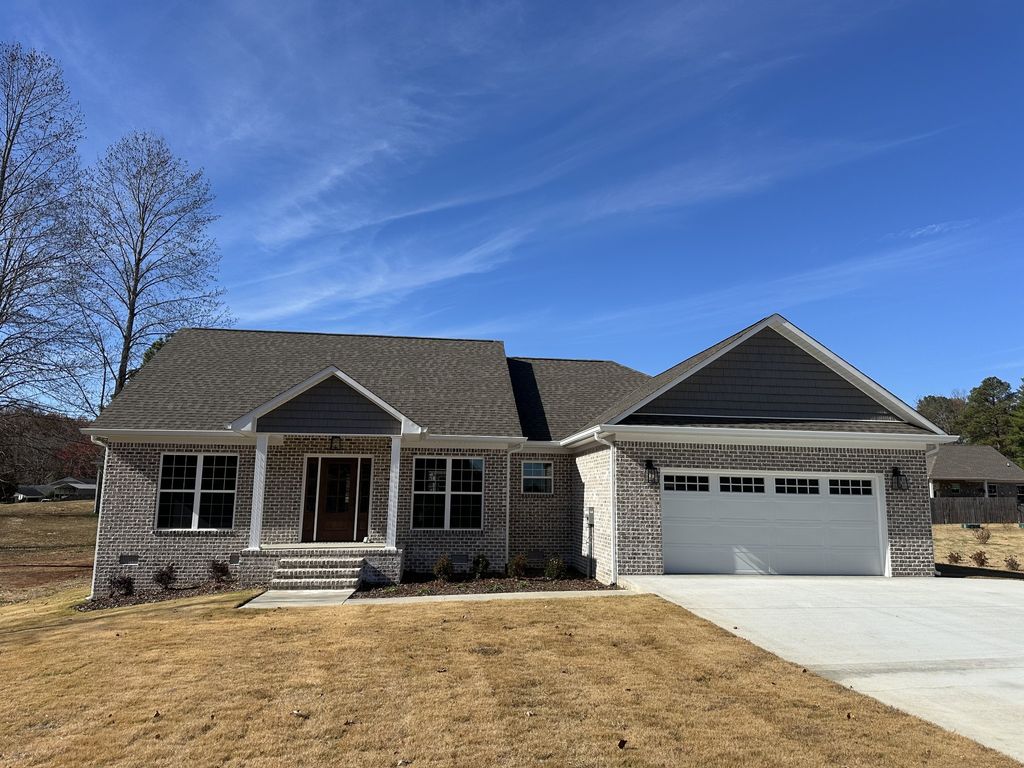 109 Fairway Dr, Lawrenceburg, TN 38464