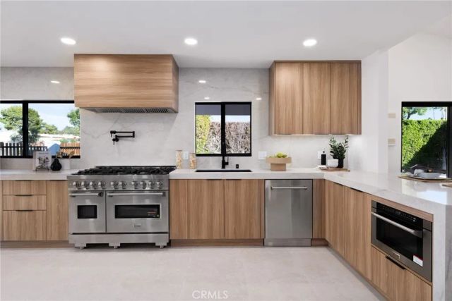 1975 E Mark Leslie, Palm Springs, CA 92264