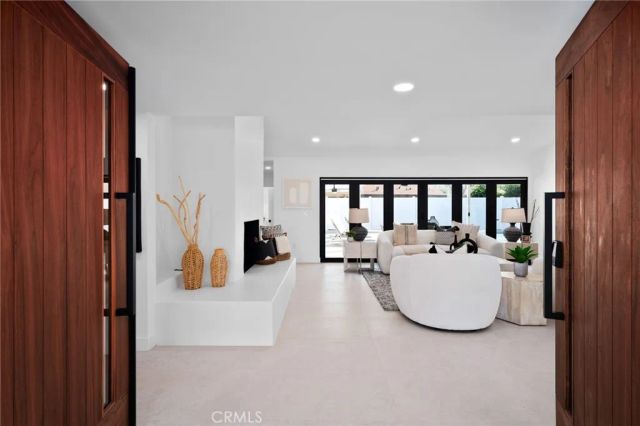1975 E Mark Leslie, Palm Springs, CA 92264