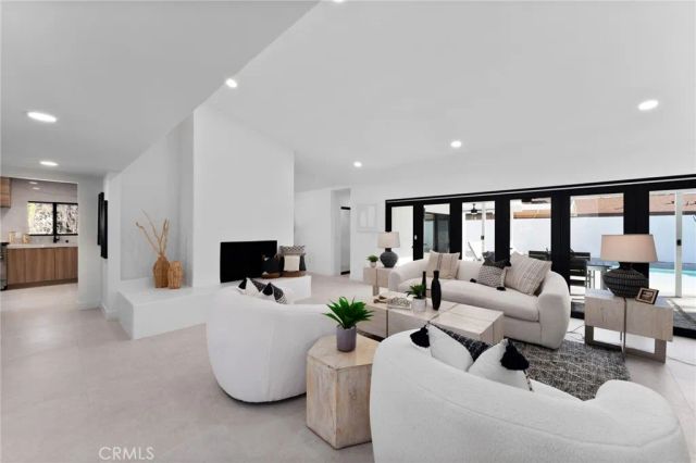 1975 E Mark Leslie, Palm Springs, CA 92264