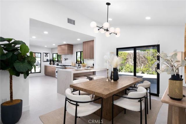 1975 E Mark Leslie, Palm Springs, CA 92264