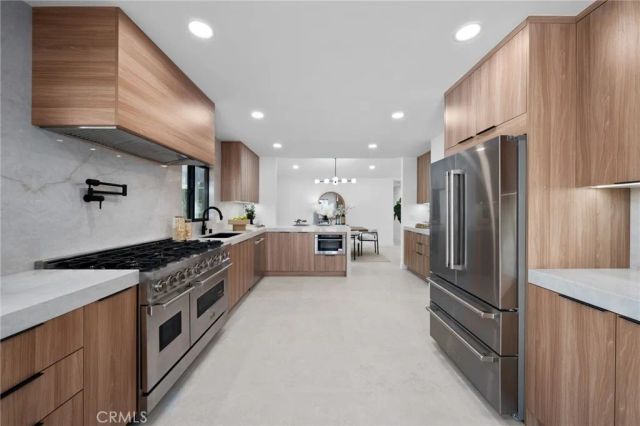 1975 E Mark Leslie, Palm Springs, CA 92264