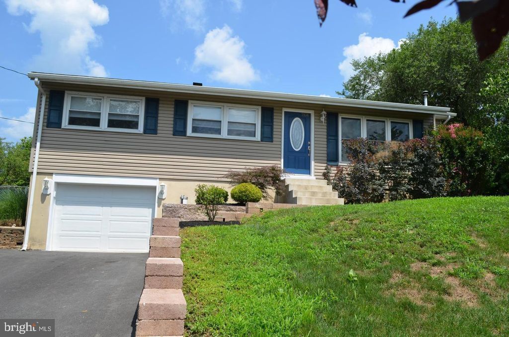 7936 MOYER RD, Harrisburg, PA 17112