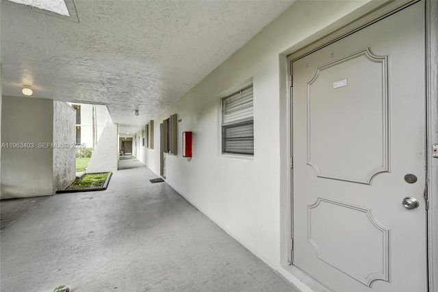 9440 Poinciana Pl 108, Davie, FL 33324