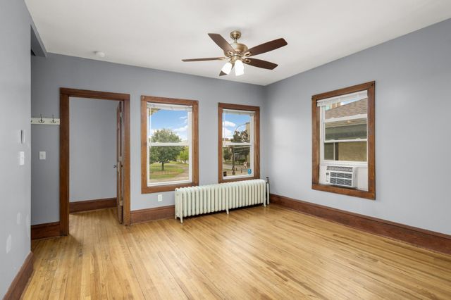 609 Snelling Avenue N, Saint Paul, MN 55104