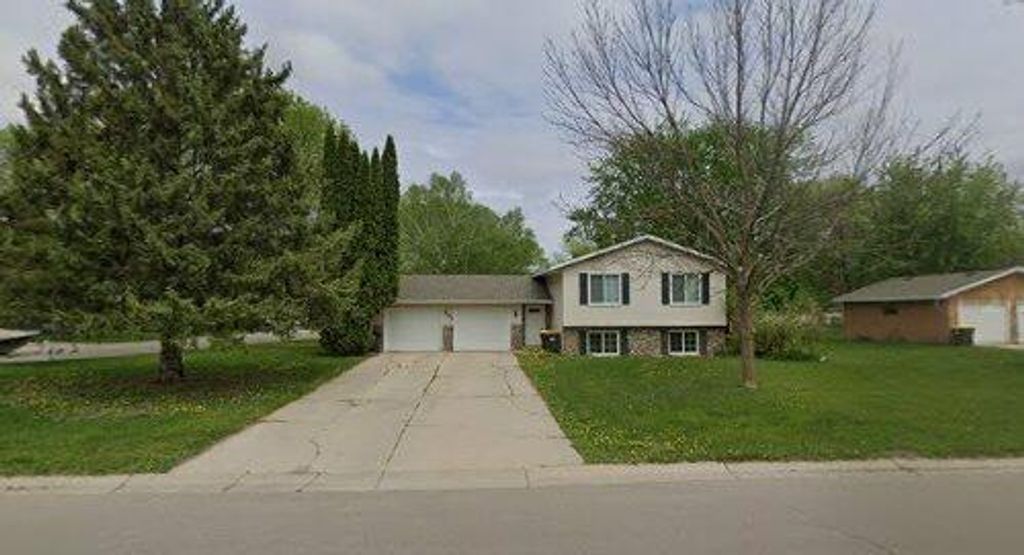 301 23rd Street SE, Willmar, MN 56201 — exterior