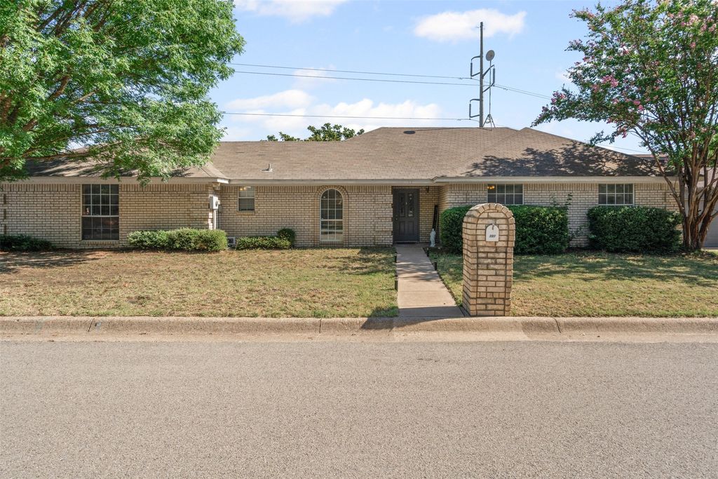 101 Black Forest Drive, Weatherford, TX 76086
