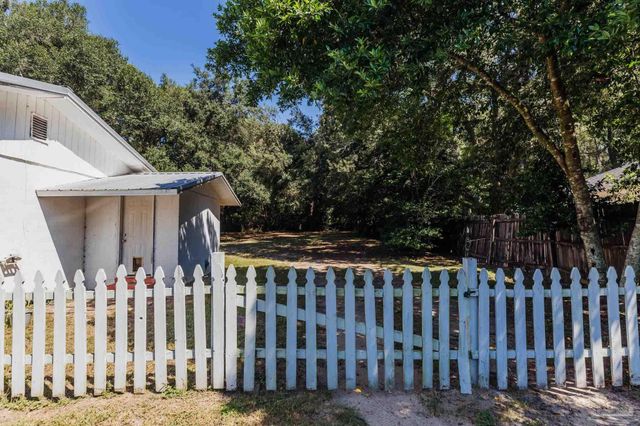 6500 Sanders St, Milton, FL 32570
