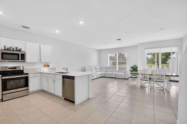 6933 N Harbours Edge Avenue, Lake Worth, FL 33467