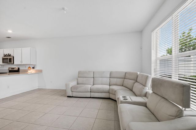 6933 N Harbours Edge Avenue, Lake Worth, FL 33467