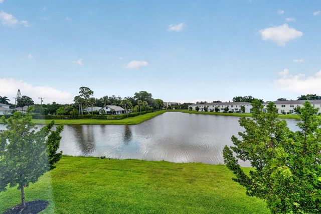 6933 N Harbours Edge Avenue, Lake Worth, FL 33467