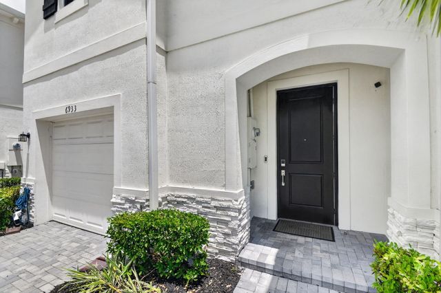 6933 N Harbours Edge Avenue, Lake Worth, FL 33467