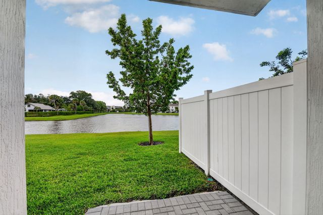 6933 N Harbours Edge Avenue, Lake Worth, FL 33467