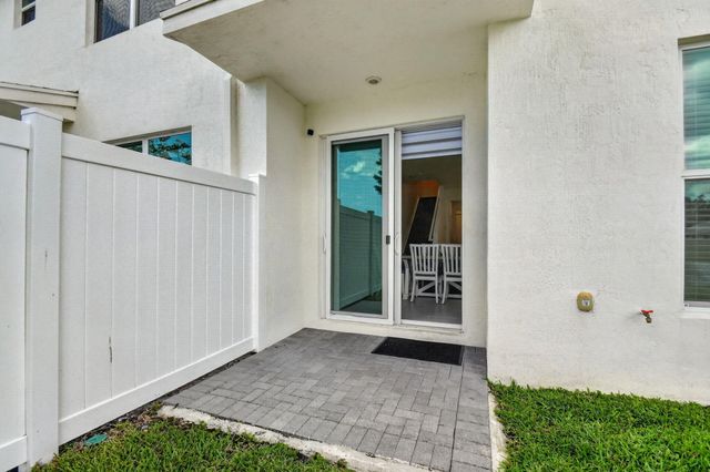 6933 N Harbours Edge Avenue, Lake Worth, FL 33467