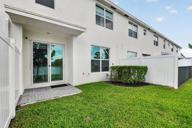 6933 N Harbours Edge Avenue, Lake Worth, FL 33467