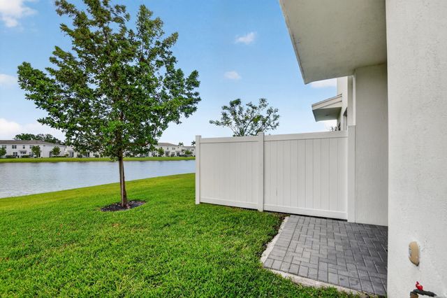 6933 N Harbours Edge Avenue, Lake Worth, FL 33467