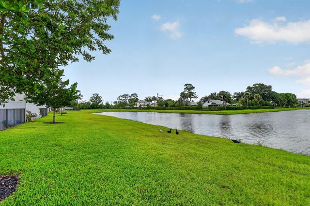 6933 N Harbours Edge Avenue, Lake Worth, FL 33467